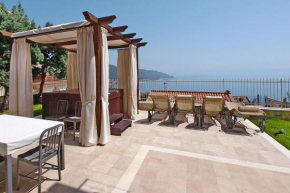 Гостиница  Apartment in Taormina with jacuzzi  Таормина